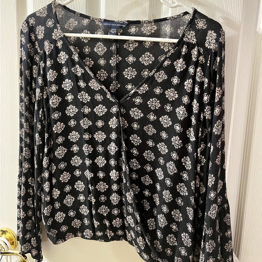 American Eagle Sheer Wrap Style Top w/ Sm Bell Sleeves; Size: S
